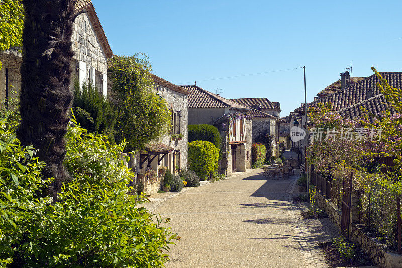 风景如画的街道Pujols, Lot-et-Garonne，法国。